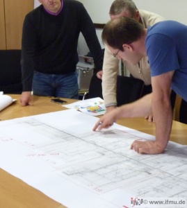 Ortsbegehung Trinkwasser-Sachverständige
Erkundung von Mängel in der Trinkwasserinstallation bei einer Ortsbegehung
Dokumentenprüfung, Plan-Sichtung